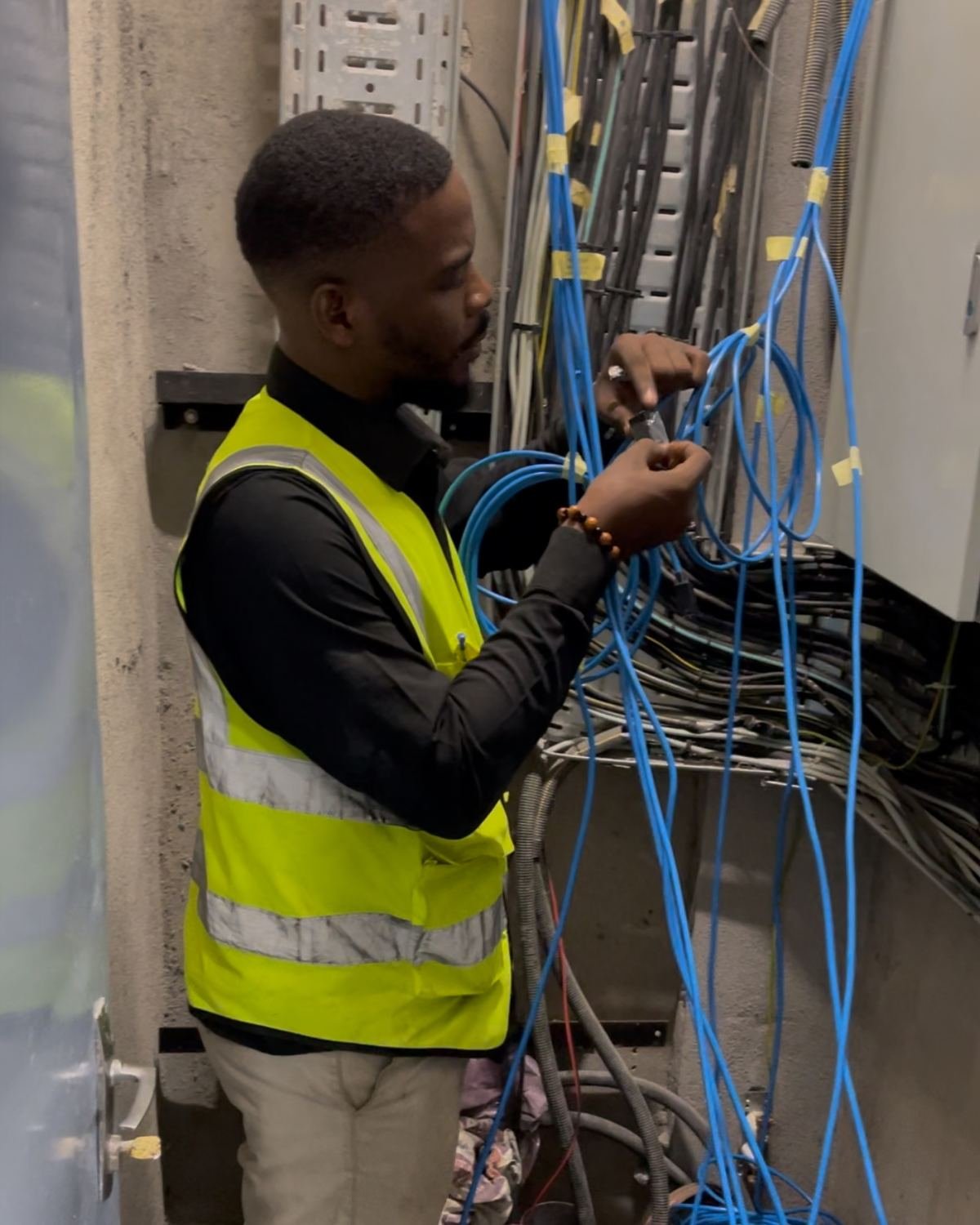 Technicien Wintek câblant une baie réseau à Douala